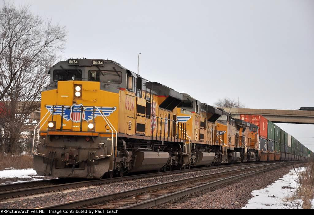 Westbound intermodal approaches the BN diamonds